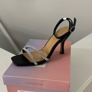 Lisa Vicky Black and Silver Women's Heels 7.5